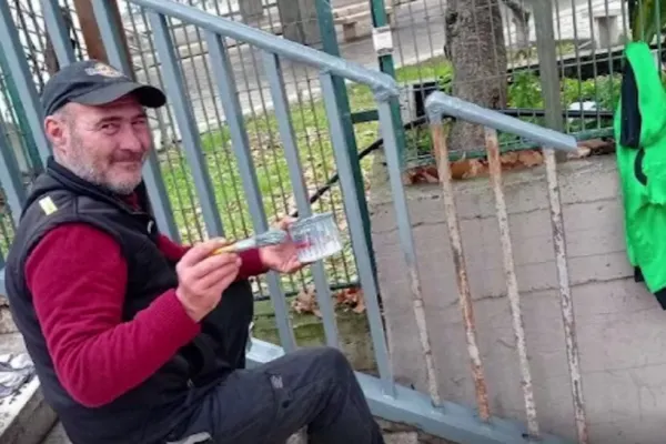 Un român, admirat de italieni, după ce a renovat un pod pietonal. Spirit civic impresionant