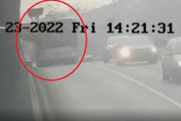 Primele imagini cu accidentul de autocar din zona Pasajului Unirii. Momentul impactului este cutremurător - VIDEO