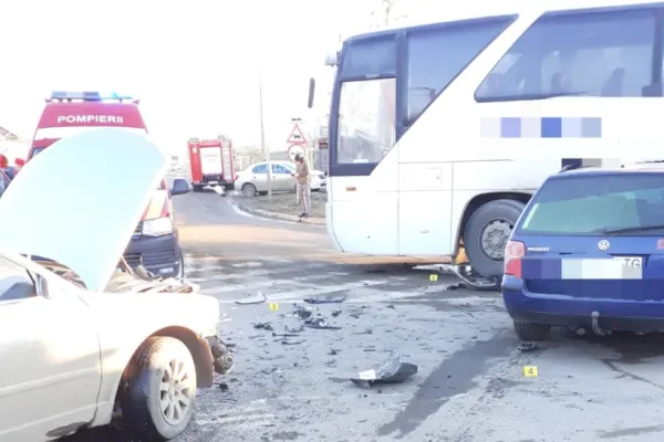 Accident violent în Bârlad. O gravidă și doi copii au ajuns la spital