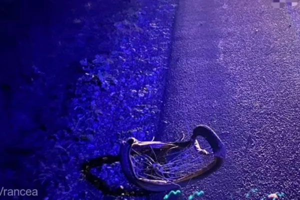 Biciclist mort după ce a fost lovit de camion pe marginea șoselei