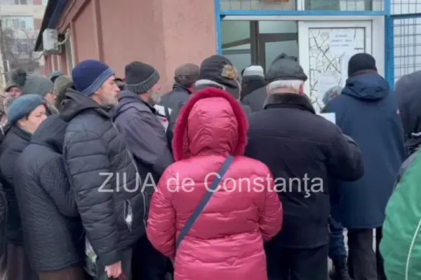 Cozi uriașe în Constanța pentru pachetele cu alimente de la Uniunea Europeană