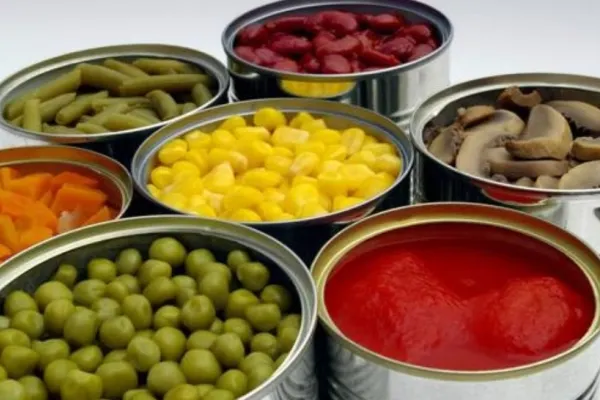 Moartea la conservă. Detaliul care face alimentele extrem de periculoase pentru sănătate