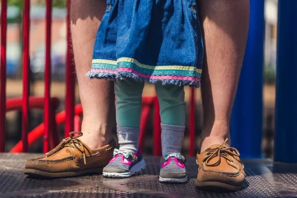 Concediul paternal. Tații vor avea dreptul la mai multe zile libere pentru îngrijirea copilului. Anunțul Guvernului