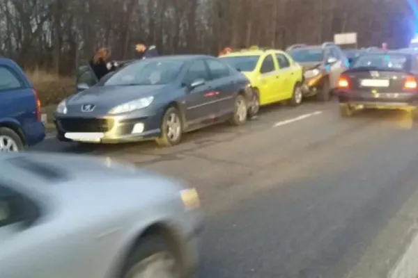 Carambol în Buzău. 6 mașini au fost implicate într-un accident pe DN1B, către Ploiești. Două persoane au fost rănite