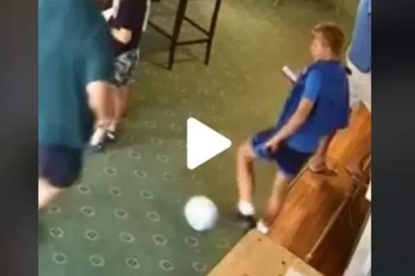 VIDEO – Dribling de Mondiale din partea unui puști, în holul unui hotel – S-a lăsat cu o accidentare gravă și cartonaș roșu