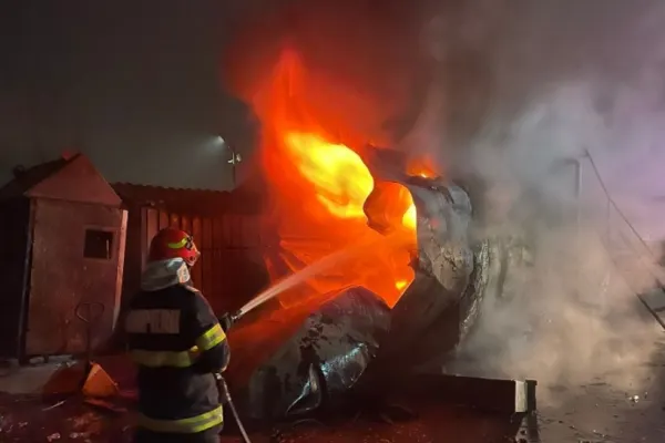 Explozie și incendiu la Galați - Un rezervor de carburant a luat foc