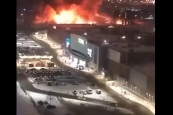 Incendiu violent la Moscova. Un mall a fost cuprins de flăcări, după mai multe explozii - VIDEO