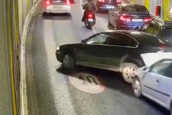 Accident rutier în București: O mașină a blocat Pasajul Unirii - Șoferul a fugit de la fața locului - Imaginile surprinse - VIDEO