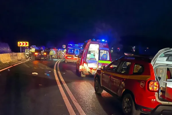Accident grav între 3 autoturisme: două persoane au murit, VICTIME multiple - Trafic rutier blocat total pe DN 1! FOTO