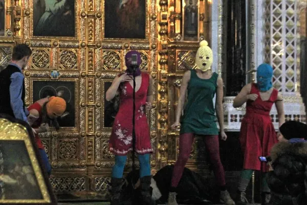 Pussy Riot, melodie-manifest împotriva războiului din Ucraina: Criminalul Putin, canibal monstruos - VIDEO