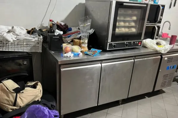 Caz șocant la Constanța. Procurorul al cărui fiu s-a sinucis, dus la spital, după ce a mâncat alimente expirate de 3 ani