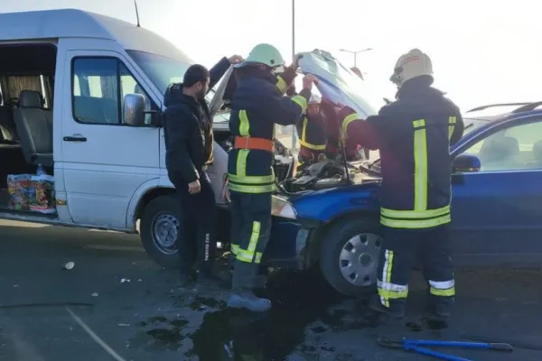 Accident grav în orașul Pecica. Cinci persoane, printre care 2 copii, duse de urgenţă la spital