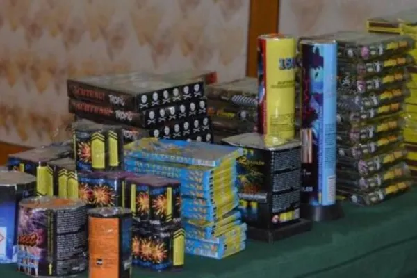 Peste 10 tone de petarde și artificii ilegale ridicate de către polițiști în urma unor percheziții. Un bărbat a fost reținut