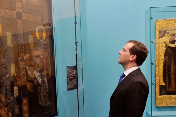 Dmitri Medvedev, baba Vanga de la Kremlin. Previziuni halucinante pentru noul an: Război civil în SUA, Elon  Musk președinte