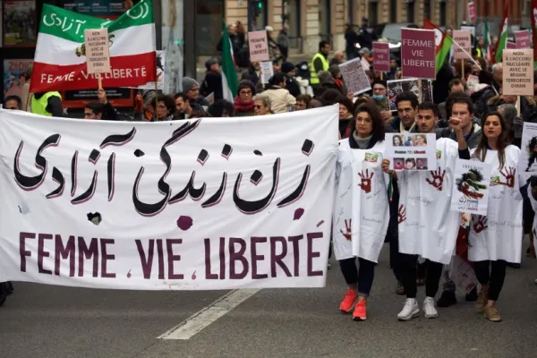 Iran, în pragul unei revoluții. Autoritățile au desființat POLIȚIA MORALĂ, pe fondul protestelor de amploare