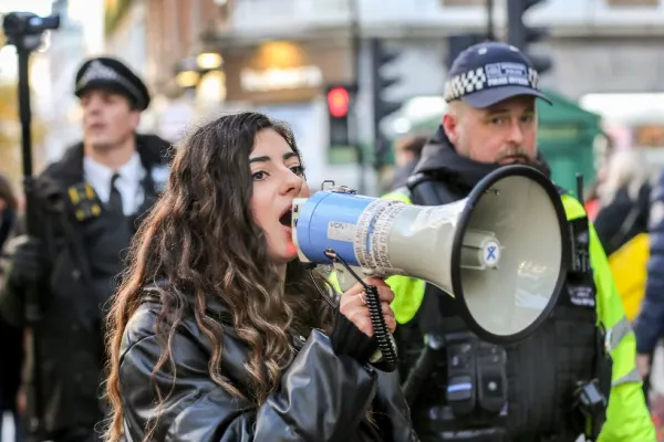 Val de proteste în Marea Britanie. Oamenii vor stabilitatea locului de muncă și salarii majorate cu cel putin 10%