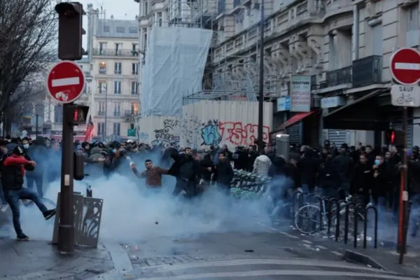 Noi proteste în Franța, după ce legea majorării vârstei de pensionare. Mii de oameni în centrul Parisului - VIDEO