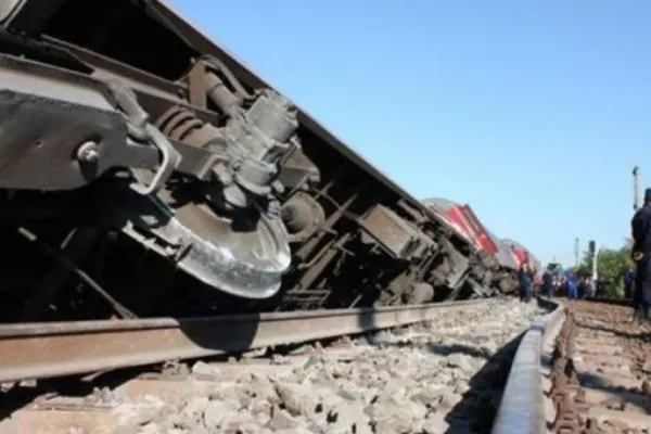 Accident feroviar grav: un tren încărcat cu amoniac a deraiat - zeci de persoane, intoxicate - stare de urgență