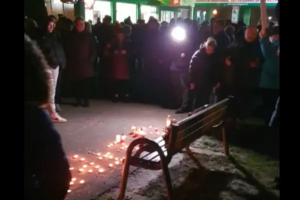 Protest de amploare în faţa UPU Satu Mare, după ce o elevă de 15 ani a murit cu zile! Oamenii cer demisia medicului care a tratat-o - FOTO&VIDEO