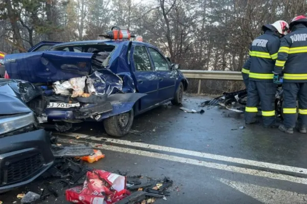 4 adulţi şi un copil, răniţi într-un grav accident de circulație petrecut la intrare în Cluj-Napoca. Imagini șocante - FOTO