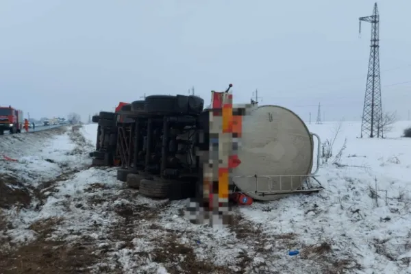 Pericol de EXPLOZIE pe o șosea din Ialomița! Un TIR încărcat cu combustibil s-a răsturnat în urma unui accident: trafic complet blocat - FOTO&VIDEO
