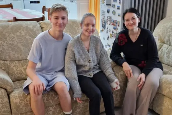 Noi IMAGINI cu Alexia, fata căreia medicii i-au reatașat brațele după accidentul din Pașcani. MESAJUL EMOȚIONANT postat pe Facebook de mama adolescentei