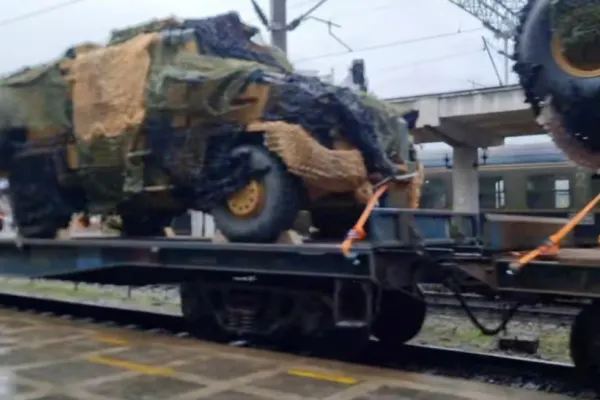 Un tren cu blindate turcești, filmat cum trece prin Gara Bacău, cel mai probabil cu destinația Ucraina - VIDEO
