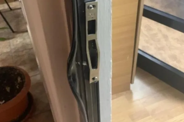 Spargere la Casa Judeţeană de Asigurări de Sănătate Galați! Hoții au forțat un geam termopan și au pătruns în birouri și în caserie
