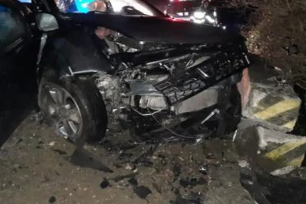 Moarte violentă în Argeș: Un bărbat și-a pierdut viața și altul a fost rănit într-un accident grav - Mașina a intrat într-un cap de pod