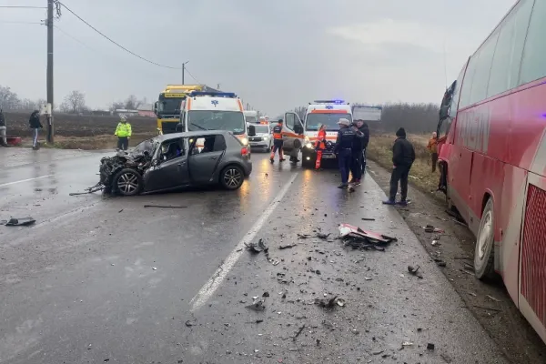Accident cumplit în Ialomița: 2 morți și 3 răniți după o ciocnire violentă între o mașină și un autocar - FOTO