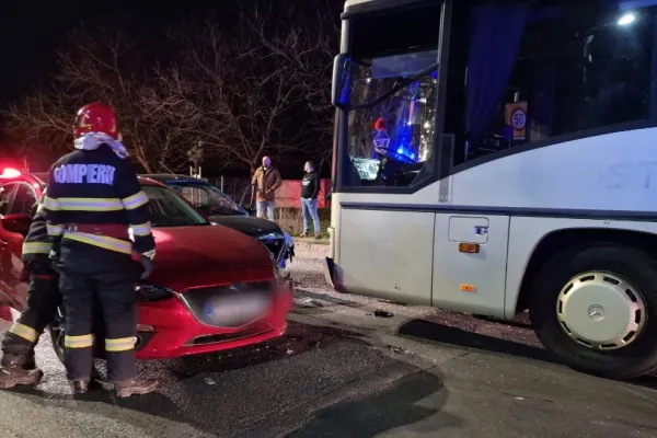 Accident între un autobuz şi două autoturisme, în Arad. O femeie a fost rănită şi transportată la spital - FOTO