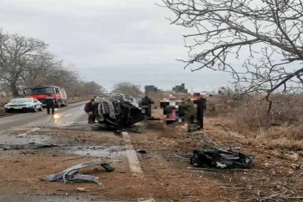 Accident teribil în Tulcea: O femeie din Ucraina și cei doi copii mici ai săi, aproape de moarte după ce s-a izbit cu mașina de un copac - FOTO