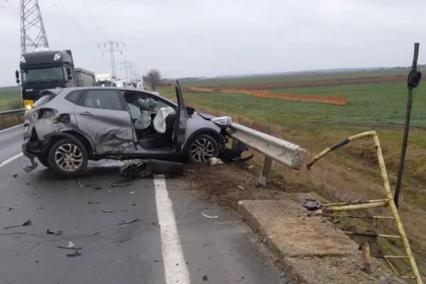 Ciocnire violentă în Cuza Vodă, Dâmbovița: 3 VICTIME, 2 mașini implicate - Intervenție urgentă la locul accidentului - FOTO
