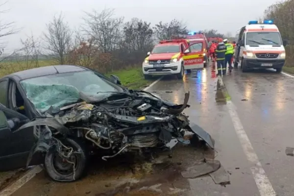 Accident cumplit în Argeş! 5 răniţi, între care 2 copii, după ce două autoturisme s-au ciocnit violent - FOTO