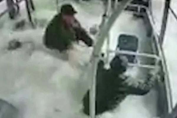 Accident cumplit în Turcia: Un autobuz plin cu oameni a plonjat într-un lac - Cum a reacționat șoferul. Imagini de groază - VIDEO