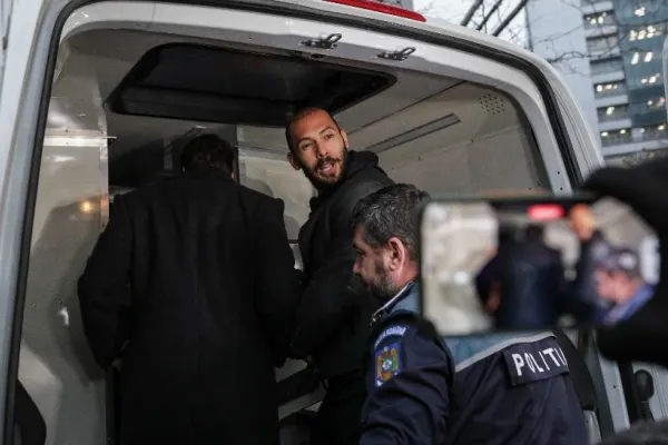 Fost ofițer "Doi și un sfert", audiat timp de 8 ore la DIICOT! Cum s-au apărat în fața superiorilor polițiștii acuzați că i-au sprijinit pe frații Tate