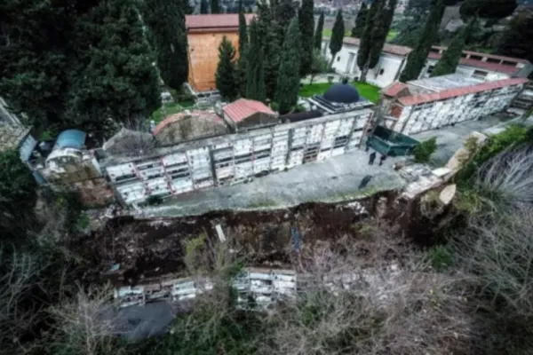 Cel puțin 100 de sicrie și urne au ajuns într-un pârâu, după o alunecare de teren, în Italia - VIDEO