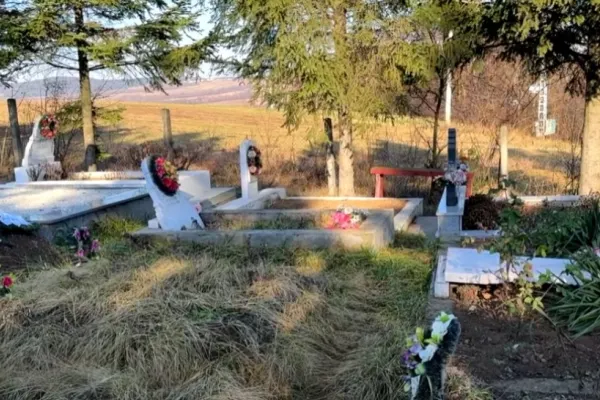 Anchetă de amploare la Suceava după ce un cimitir a fost vandalizat. Polițiștii sunt pe urmele făptașilor - VIDEO