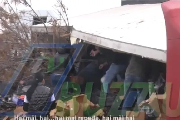 TIR plin cu alimente, răsturnat pe o șosea din județul Buzău. Localnicii au furat toată marfa: imagini incredibile - VIDEO