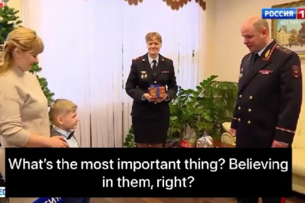 Copil de 6 ani, "compensat" cu un smartwatch și o mașinuță de poliție pentru pierderea tatălui pe front! Imagini grotești la o televiziunea din Rusia - VIDEO