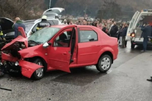 O persoană a murit și alte două au fost rănite într-un accident grav, în Hunedoara! A intervenit descarcerarea. Trafic blocat