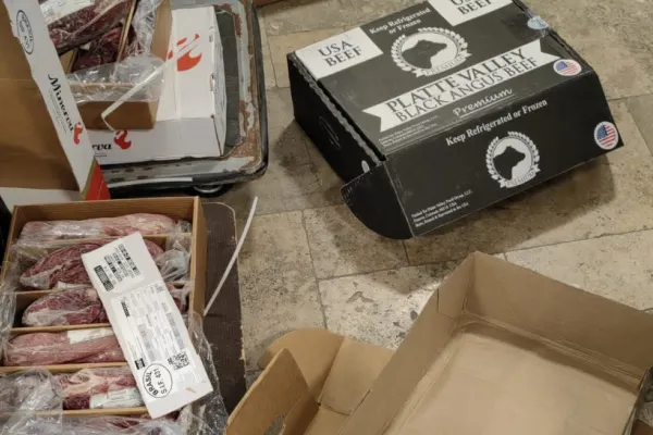 Controale ANPC la restaurantele din zona Piaţa Alba Iulia din Capitală! Carne expirată de 6 luni, gata să fie pusă pe masa clienților - GALERIE FOTO
