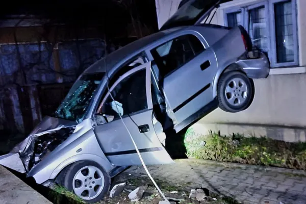 Mașină proiectată în zidul unei case. Anterior, a rupt un stâlp - accident cumplit, în jud. Giurgiu