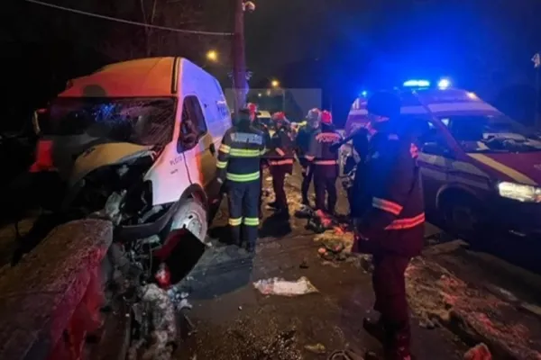 Accident grav pe DN1 în zona Miorița din București - 2 răniți după ce o dubă a intrat într-un cap de pod - FOTO