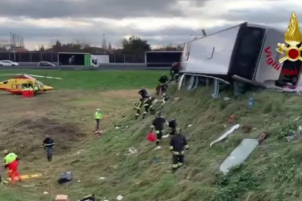7 persoane rănite, între care și minori, după ce un autocar plin cu pasageri români s-a răsturnat, în Italia. Comunicat MAE