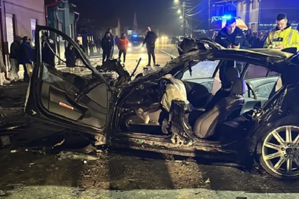 Ce a rămas dintr-un BMW care a zburat, la propriu, în acoperișul unei case. Accident cumplit, în jud. Alba - VIDEO