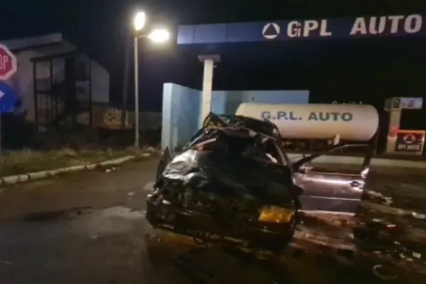 VIDEO - Accident spectaculos în Constanța - A sărit peste giratoriu și s-a oprit direct într-o stație GPL - Șoferul este în stare gravă
