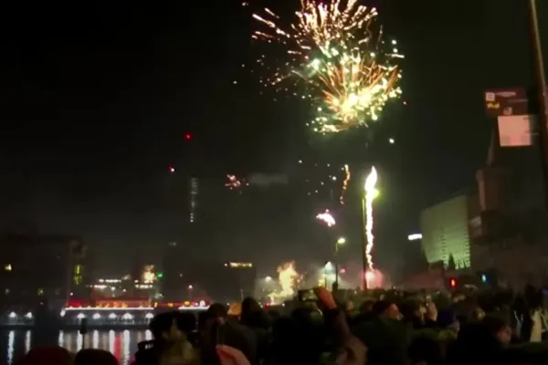 Haos în noaptea de Revelion la Berlin. Pompierii, medicii și polițiștii au fost atacați cu focuri de artificii - VIDEO