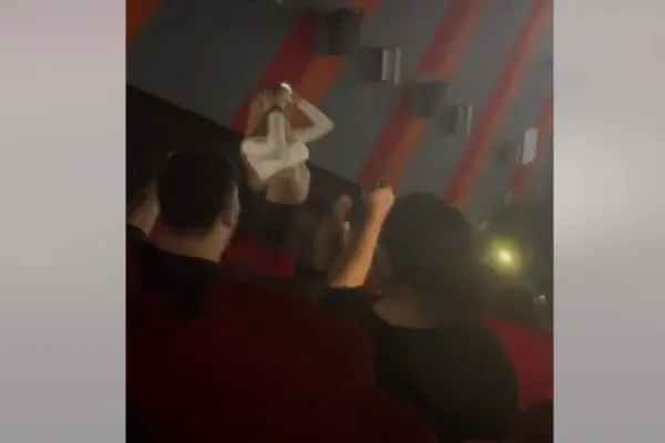 SCANDAL și circ la cinema: film oprit de jandarmi și polițiști - Spectatorii au sărit la bătaie