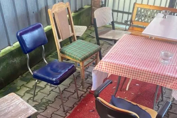 Bătrâni ținuți în condiții mizere la cămin! Nereguli URIAȘE: alimente păstrate în condiții insalubre, frigidere ruginite